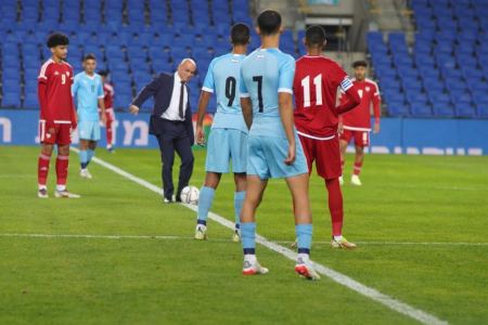 الوزير فريج ينفذ ركلة البداية في المباراة التاريخية بين اسرائيل والإمارات